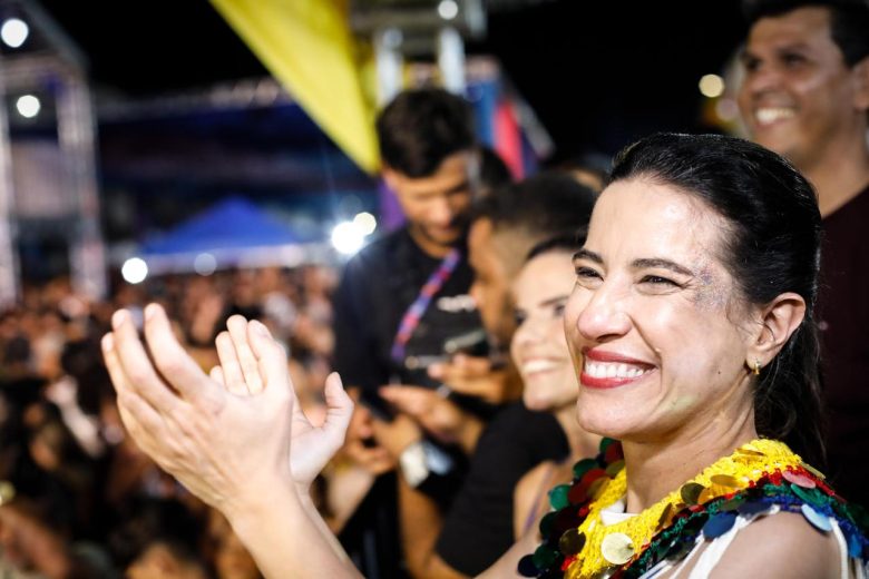 RAQUEL LYRA ACOMPANHA O CARNAVAL DE SALGUEIRO E DESTACA INVESTIMENTOS  ESTADUAIS NA DESCENTRALIZAÇÃO DA FOLIA – FOCO PERNAMBUCO